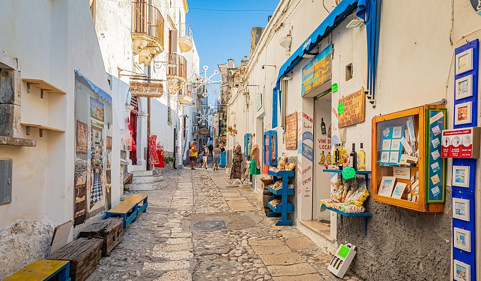 Die verwinkelten Gassen von Peschici laden mit kleinen Geschäften, Cafés und viel mediterranem Flair zum Bummeln ein.