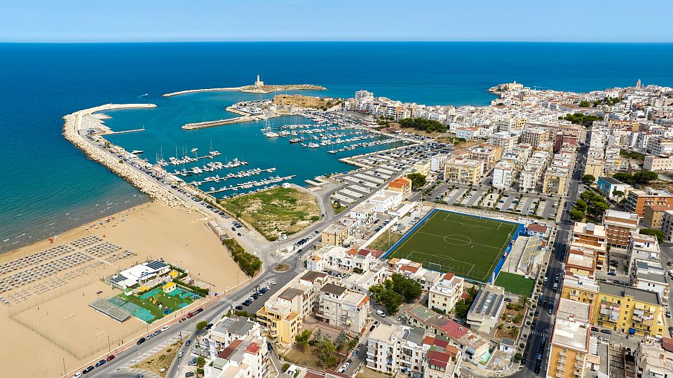 Der Hafen von Vieste verbindet maritimes Flair mit herrlichen Ausblicken auf die Altstadt und die Adria.