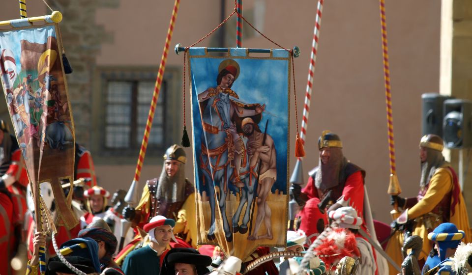 Die Giostra del Saracino lässt Arezzos Mittelalter aufleben: ein farbenprächtiges Ritterturnier voller Tradition, Spannung und Stolz.