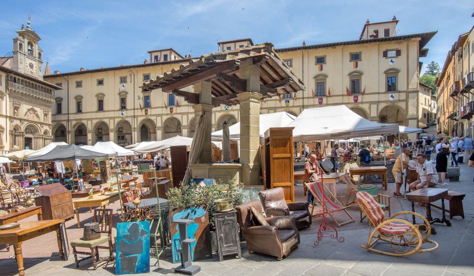 Der Antiquitätenmarkt von Arezzo belebt die Piazza Grande mit Schätzen aus Vergangenheit und Gegenwart und zieht Besucher aus ganz Italien an.
