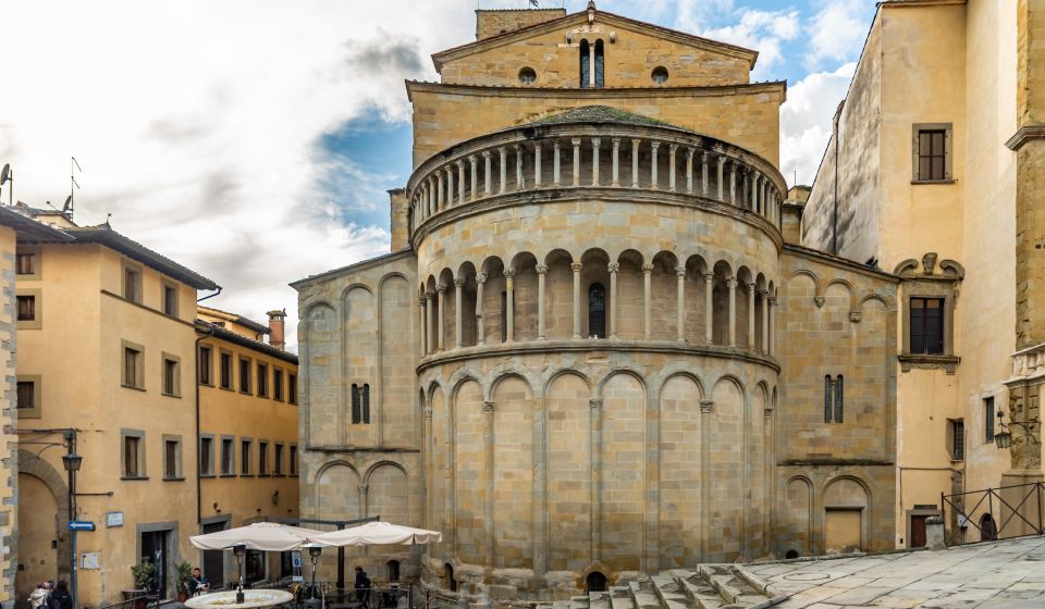 Die Chiesa di Santa Maria della Pieve beeindruckt mit romanischer Fassade, elegantem Säulenwerk und dem markanten Glockenturm.