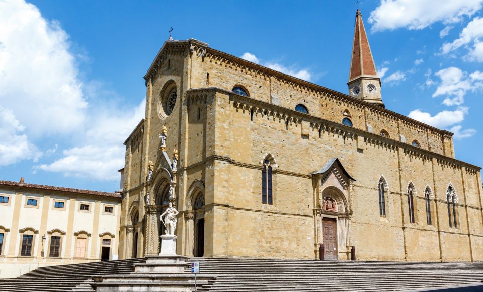 Die Cattedrale dei Santi Pietro e Donato erhebt sich majestätisch über Arezzo und begeistert mit gotischer Architektur und Kunstwerken.