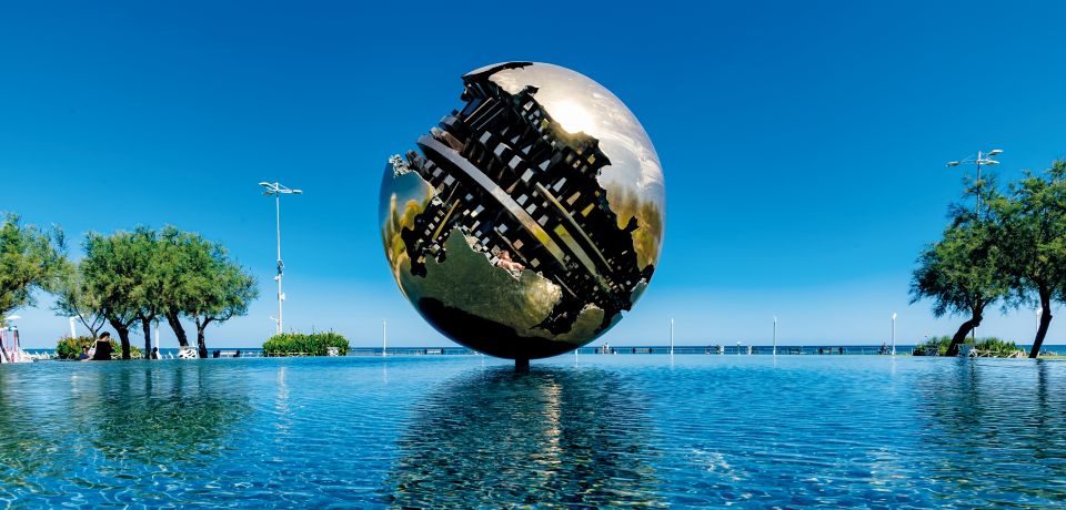 Sfera Grande: Die große Kugel des Künstlers Arnaldo Pomodore aus dem Jahre 1988 liegt auf der Wasseroberfläche eines Brunnens mit Blick auf das Meer.