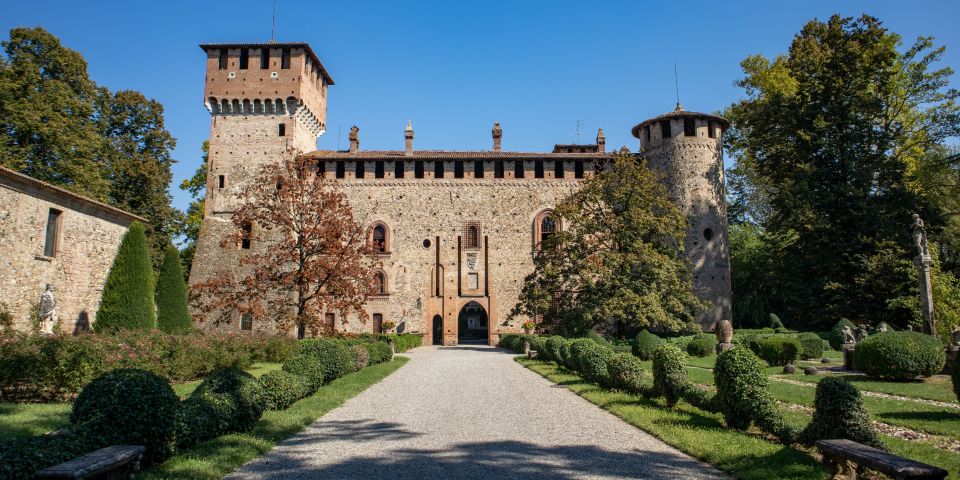Das Castello Visconti erhebt sich im Herzen von Grazzano, umgeben von Gärten und romantischer mittelalterlicher Kulisse.