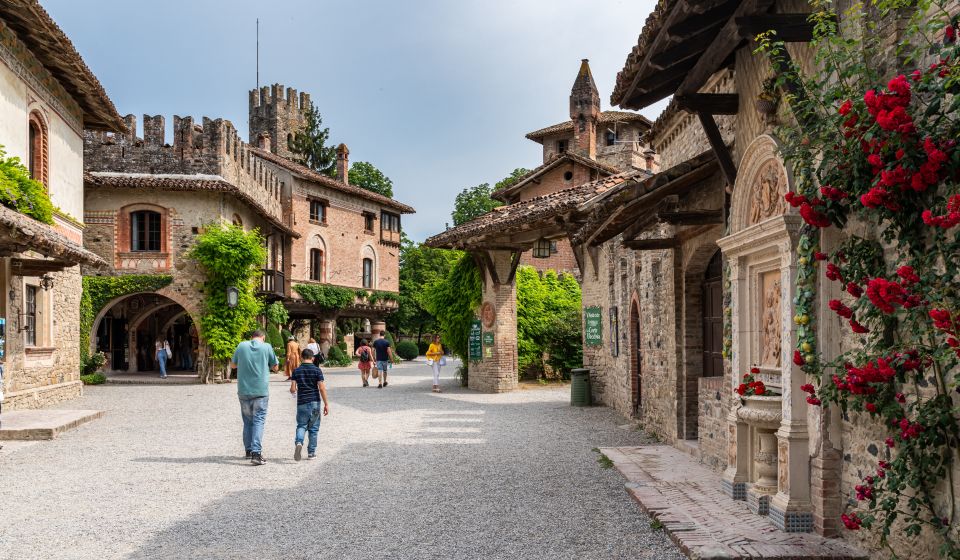 Die Häuser in Grazzano Visconti bezaubern mit Fachwerk, Steinmauern und Details, die ein mittelalterliches Flair lebendig machen.