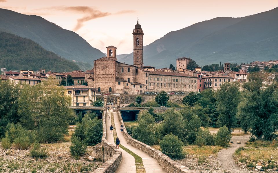 Die Ponte Gobbo eröffnet einen faszinierenden Blick auf Bobbio, wo Geschichte, Natur und Architektur harmonisch verschmelzen.