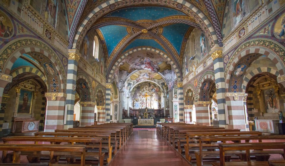 Das Innere der Basilika in Bobbio beeindruckt mit Fresken, Marmoraltären und einer spirituellen Atmosphäre voller Geschichte.