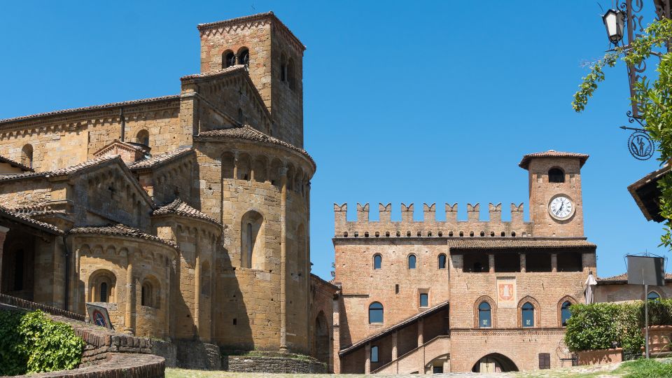 Die Kirche Santa Maria Assunta in Castell'Arquato beeindruckt mit romanischer Architektur und jahrhundertealter Geschichte.