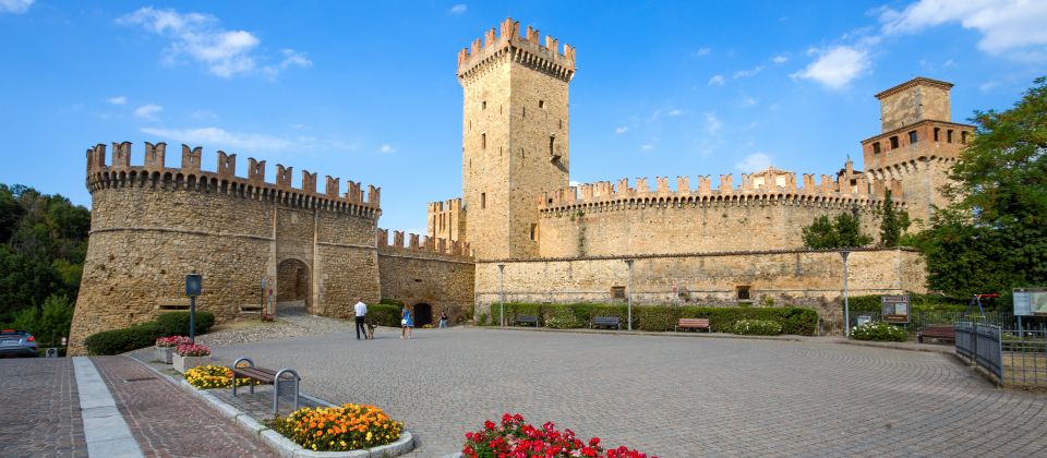 Vigoleno ist ein malerisches Dorf in der Emilia Romagna, das für seine mittelalterliche Burg, seine Geschichte und Kultur berühmt ist.