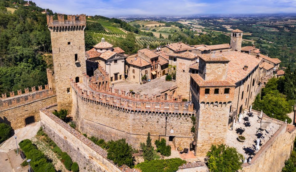 Das Castello di Vigoleno beeindruckt mit mächtigen Mauern, Türmen und mittelalterlichem Charme inmitten malerischer Hügel.