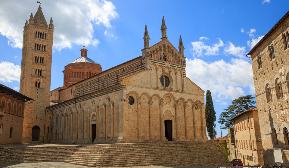 Die Cattedrale di San Cerbone ist dem Schutzpatron der Stadt gewidmet und wurde zwischen dem 11. und 13. Jahrhundert erbaut.