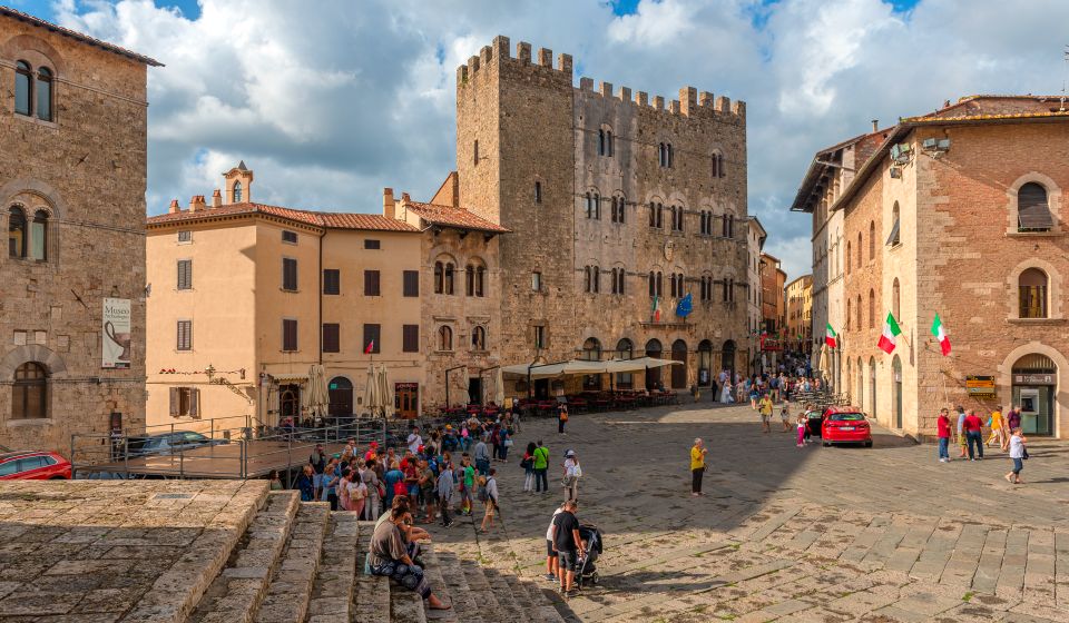 Die Piazza Garibaldi in Massa Marittima ist ein prachtvoller Platz, umgeben von Palästen und der eindrucksvollen Kathedrale.