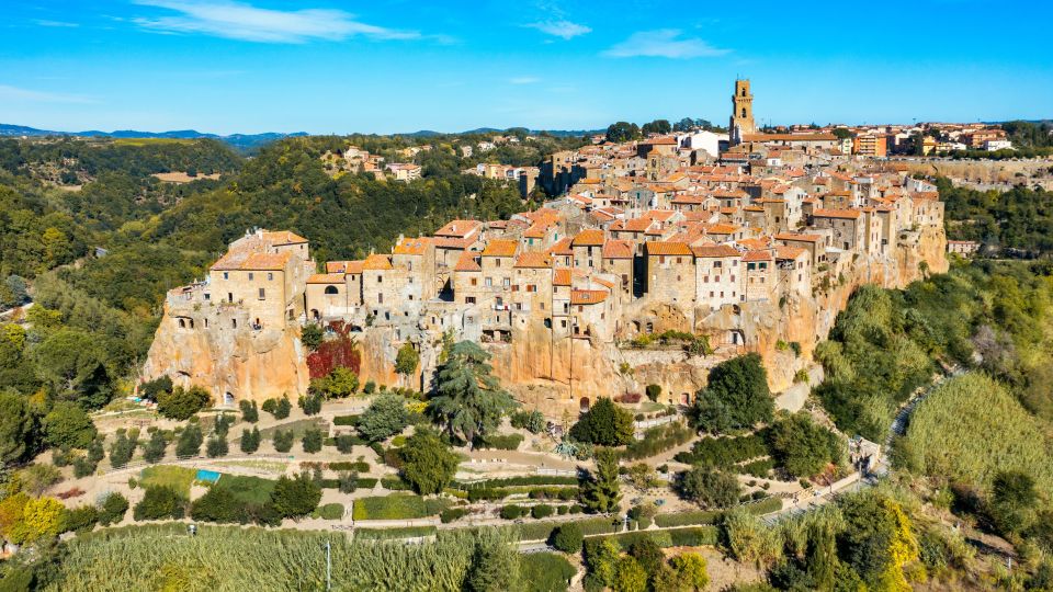 Pitigliano thront spektakulär auf Tuffsteinfelsen in der südlichen Toskana – ein malerisches Dorf mit weitem Blick ins Tal.