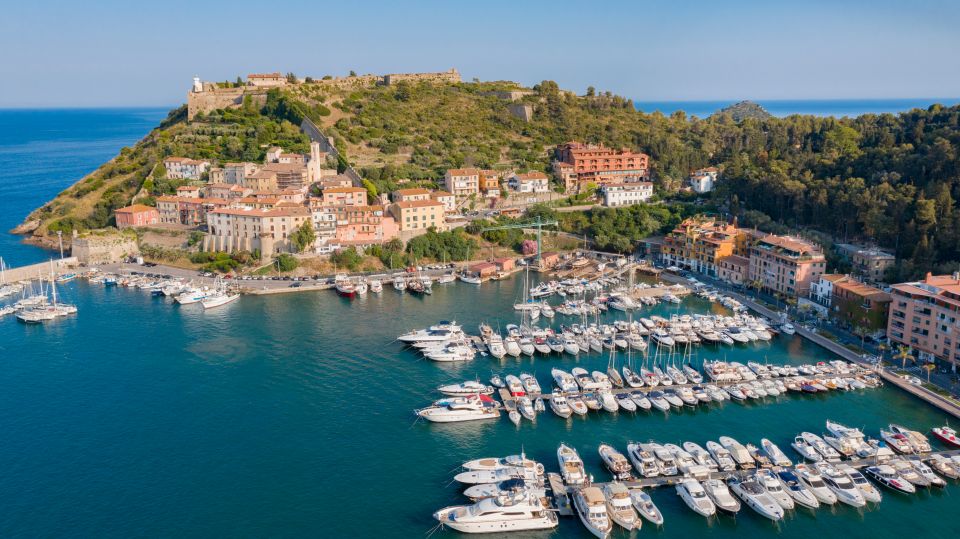 Porto Ercole, malerischer Hafenort an der Argentario-Küste, vereint mediterranes Flair, Geschichte und nautische Eleganz.