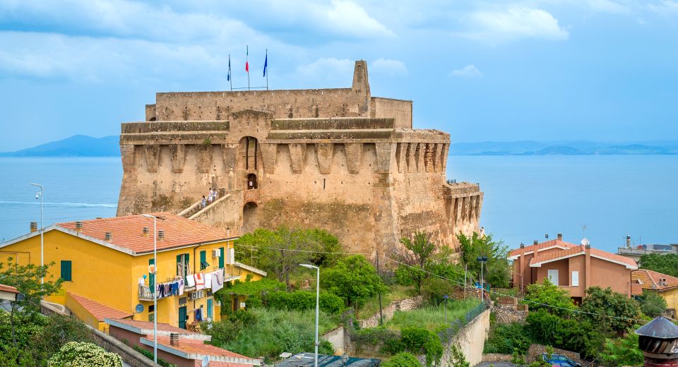 Die Fortezza Spagnola in Porto Santo Stefano wacht über den Hafen – ein stolzes Denkmal spanischer Küstenverteidigung.