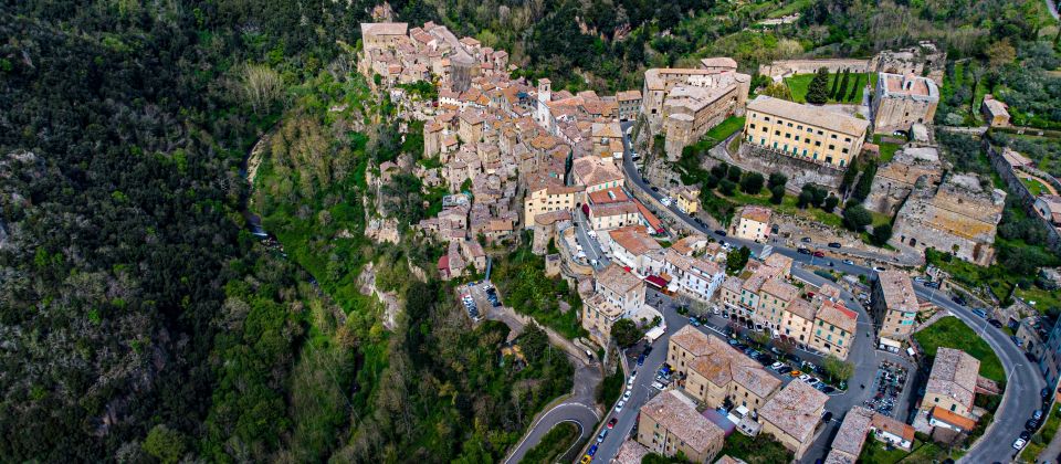 Sorano ist eine alte Tuffsteinstadt im Herzen der Maremma in der Toskana, die ihre Blütezeit zur Zeit der Etrusker erlebte.