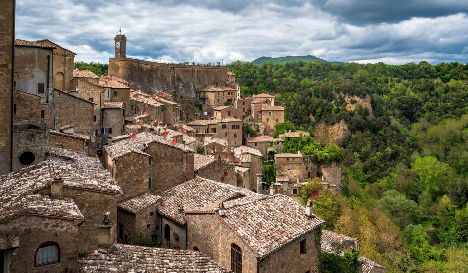 In Sorano schmiegen sich die alten Steinhäuser terrassenartig an die Tufffelsen – ein faszinierendes mittelalterliches Bild.