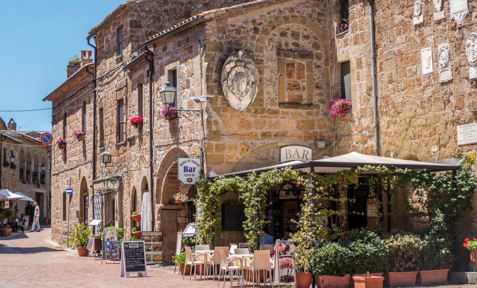 In Sovana leuchten die alten Steinhäuser im warmen Licht der Toskana – ein Ort, der Zeit und Ruhe atmet.