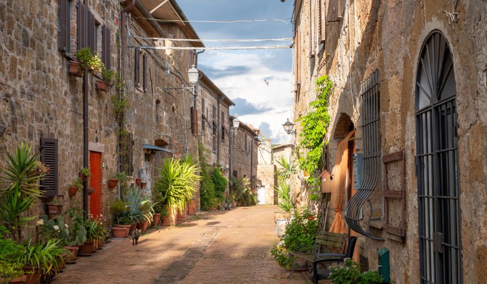Sovana: Steinhäuser in warmen Erdtönen, enge Gassen und Geschichte, die in jedem Winkel spürbar ist.