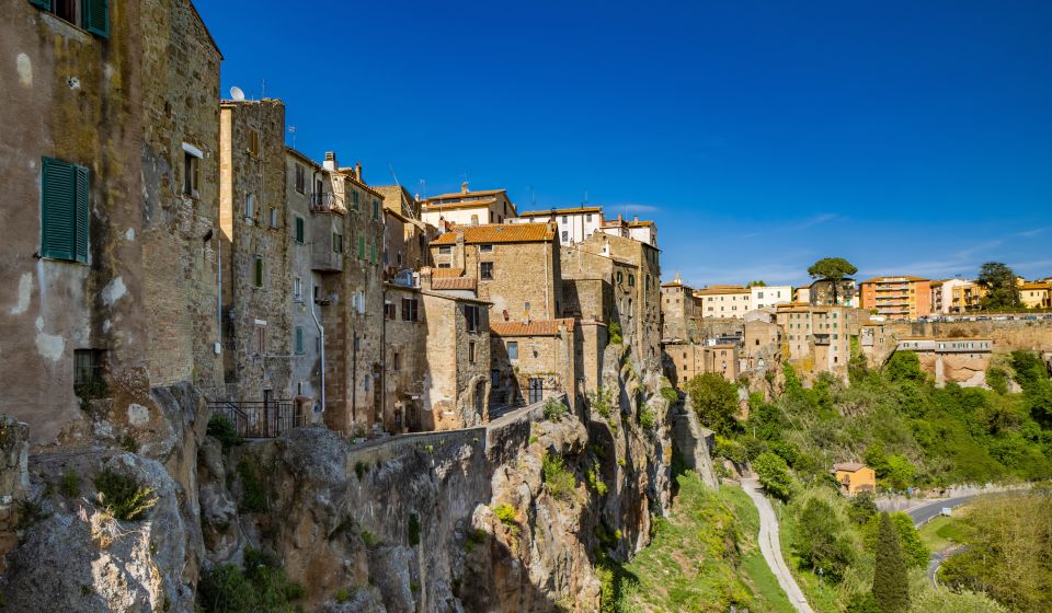 Die Häuser im Tuffsteingebiet wirken, als wüchsen sie aus dem Fels selbst – warm, beständig und eins mit der Landschaft.