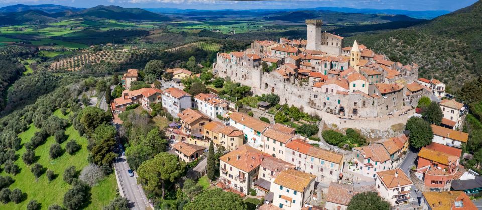 Capalbio in der Provinz Grosseto verzaubert mit mittelalterlichen Mauern, Meerblick und toskanischem Flair voller Ruhe.
