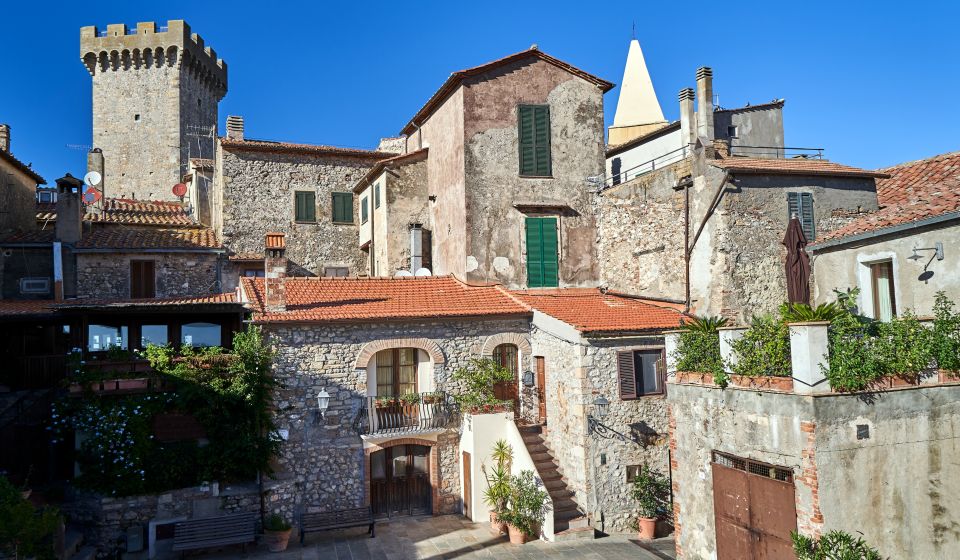 Die Steinhäuser von Capalbio schmiegen sich an enge Gassen und erzählen von jahrhundertealter toskanischer Baukunst.