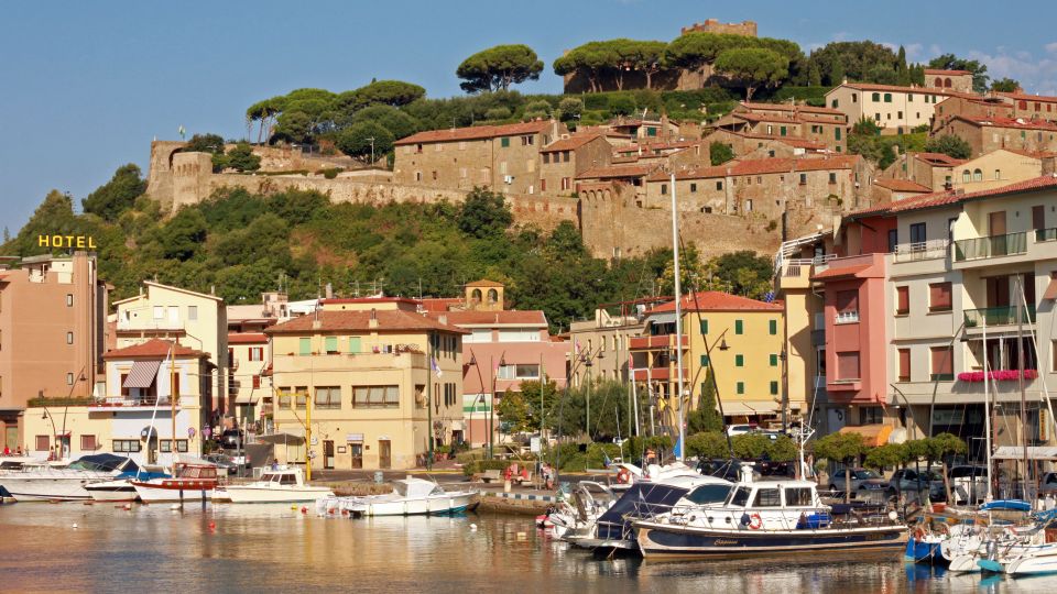 Der Hafen von Castiglione della Pescaia vereint Fischerromantik und mediterranes Flair mit Blick auf das glitzernde Tyrrhenische Meer.