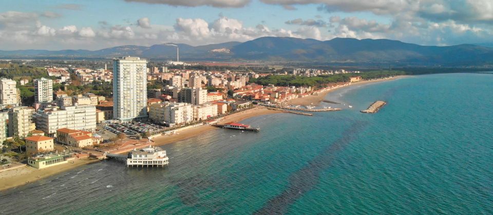 Follonica ist Teil der Landschaft Maremma Grossetana am Tyrrhenischen Meer und gilt als einer der größten Badeorte der Toskana.