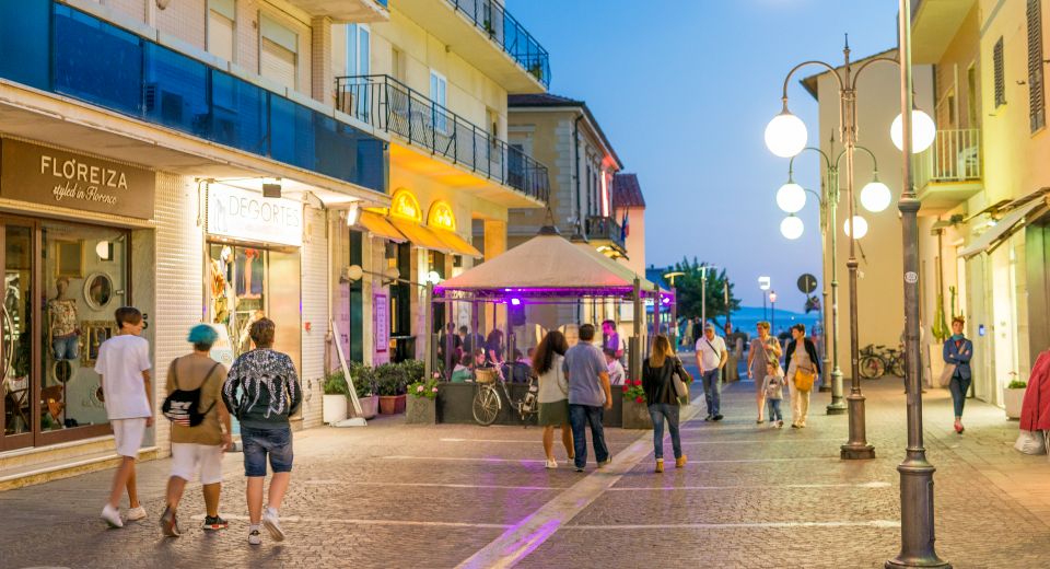 In Follonica lädt die Fußgängerzone zum Bummeln ein – voller Leben, Boutiquen, Cafés und toskanischer Leichtigkeit.