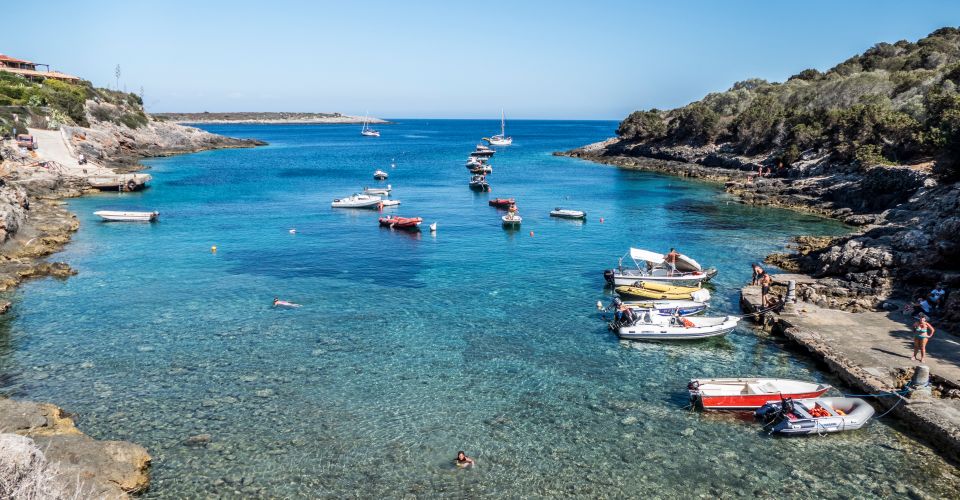 Kleine herrliche Buchten mit glasklarem Wasser – abseits vom Massentourismus. 