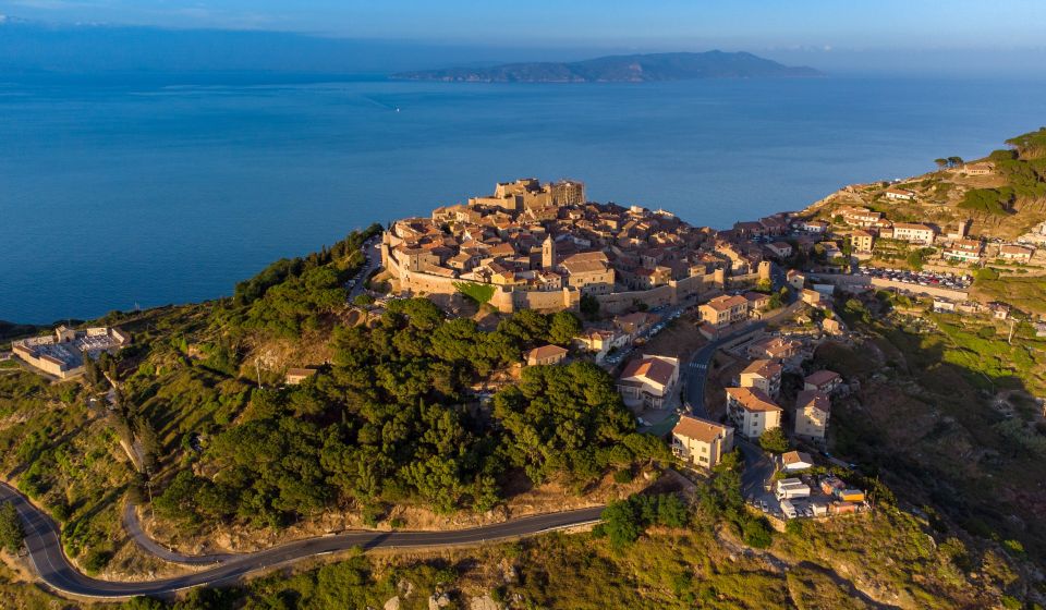 Giglio Castello thront hoch über der Insel Giglio – ein mittelalterliches Dorf mit Mauern, Gassen und grandiosem Meerblick.