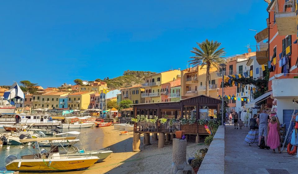 Ein wunderschöner Blick auf Giglio Porto, den Hafen der Insel, mit seinen Geschäften und bunten Häusern.