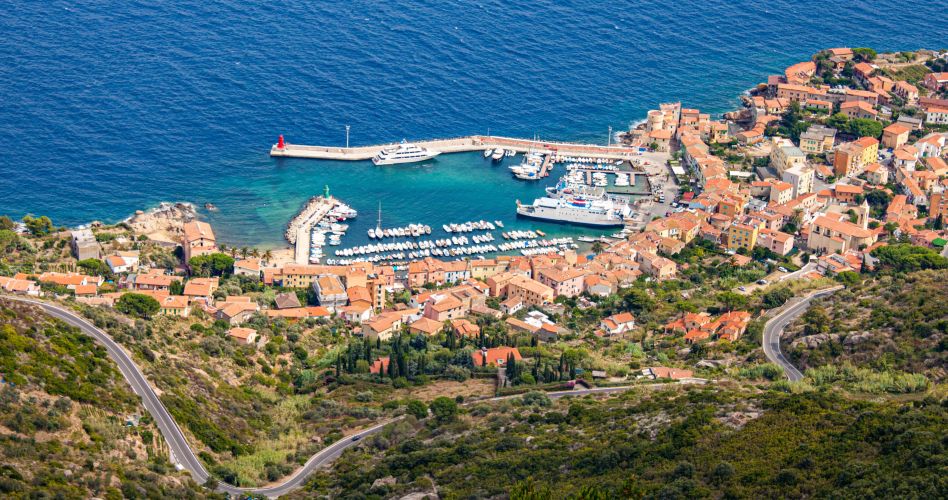 Blick auf den Hafen von Porto Giglio, Hauptort der Isola del Giglio