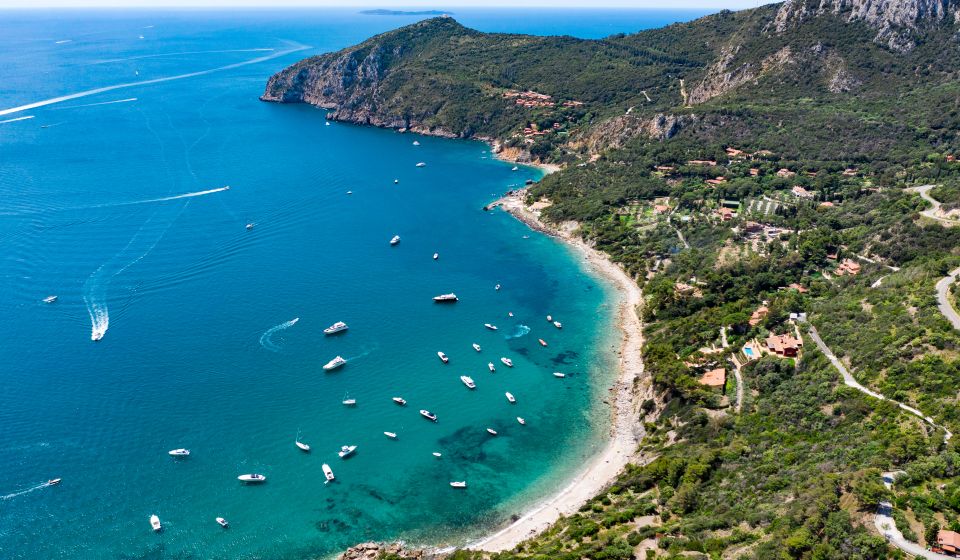 Rund um Monte Argentario locken versteckte Buchten und kleine Strände mit klarem Wasser und mediterraner Ruhe.
