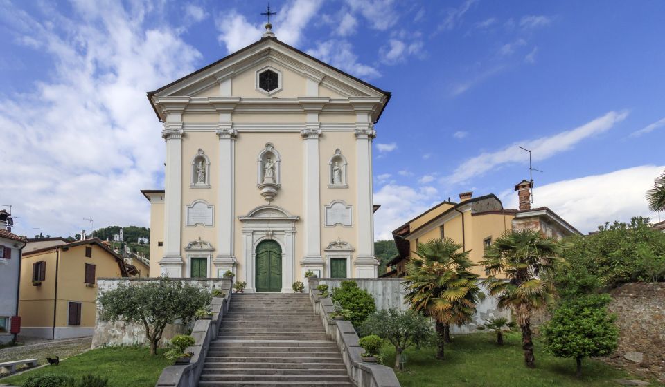 Die Pfarrkirche San Adalberto prägt Cormòns mit schlichter Würde, historischer Tiefe und zentraler Bedeutung für die Gemeinde.