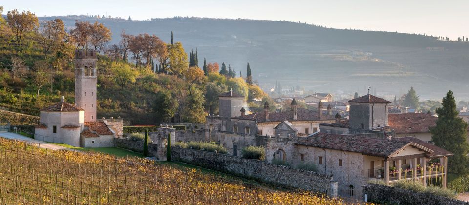 Nördlich von Verona liegt Fumane, ein Ort, der Geschichte, Kultur und Natur in einzigartiger Weise miteinander verbindet.