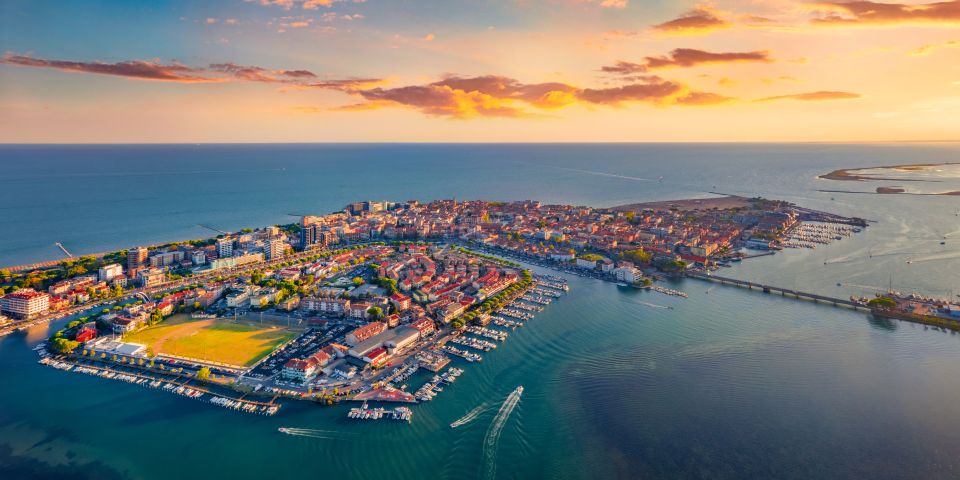 Drohnenblick auf Grado: Traumhafter Sonnenuntergang