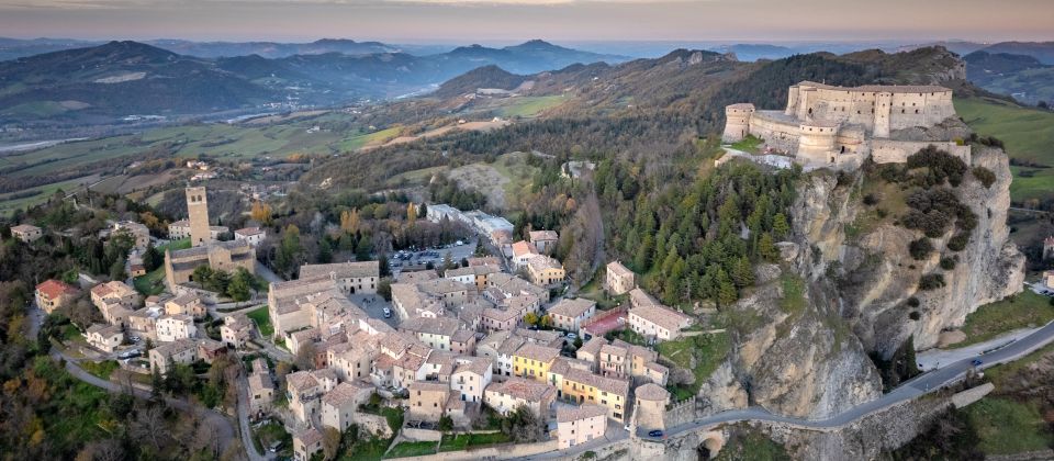 San Leo ist ein spektakulär auf einem Felsen thronendes Dorf in der Emilia-Romagna, voller Geschichte, Kultur und Weitblick.