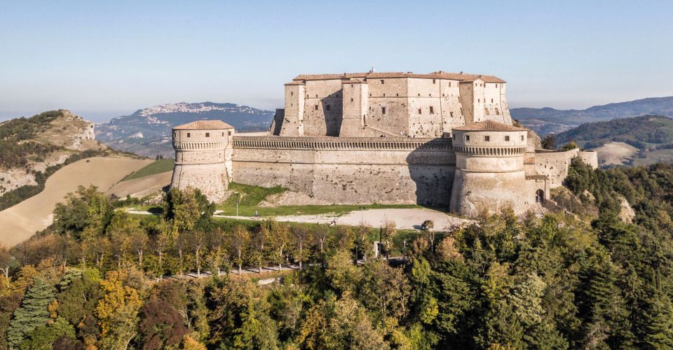 Das Forte di San Leo thront majestätisch auf einem Felsen bei Rimini – eine Festung voller Geschichte, Kultur und Panorama.