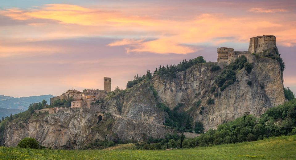 San Leo liegt spektakulär auf einem hohen Felsen in der Romagna und bietet weite Ausblicke über Täler und Apennin.