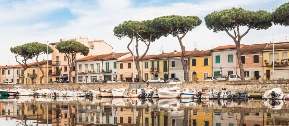 Viareggio ist eine lebhafte Küstenstadt in der nördlichen Toskana und bekannt für seine schönen Strände und die lebhafte Promenade.