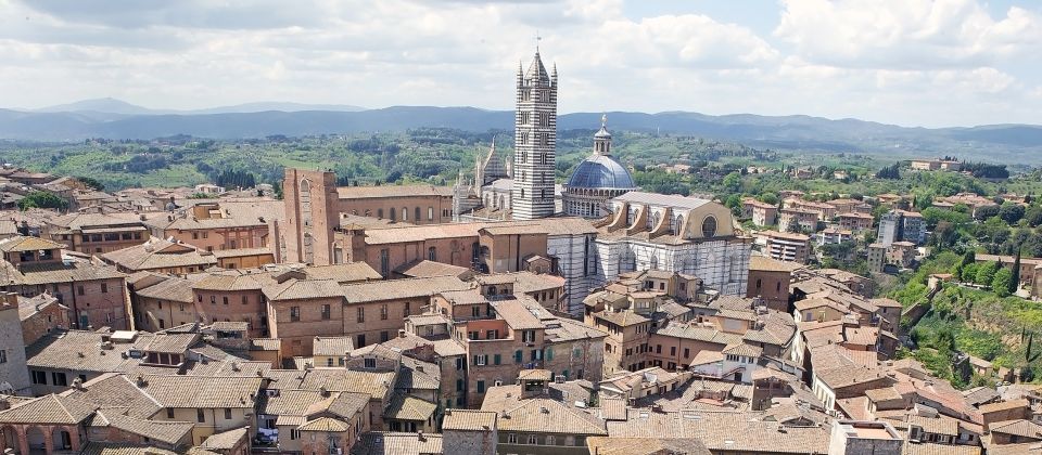 Der Dom von Siena erhebt sich nicht auf dem zentralen Platz der Stadt, sondern etwas abseits auf dem großen Domplatz.