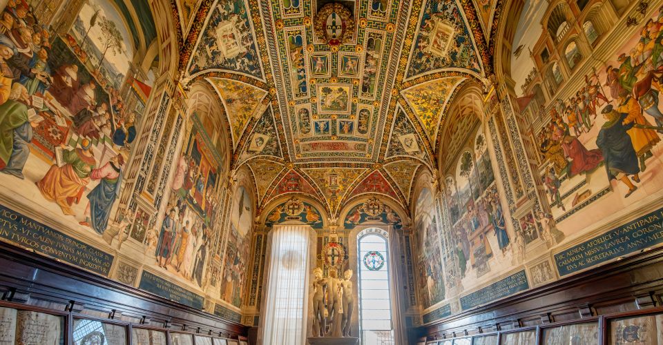 Die Libreria Piccolomini strahlt mit farbenprächtigen Fresken und einem reich verzierten Gewölbe wie eine Renaissance-Schatzkammer.