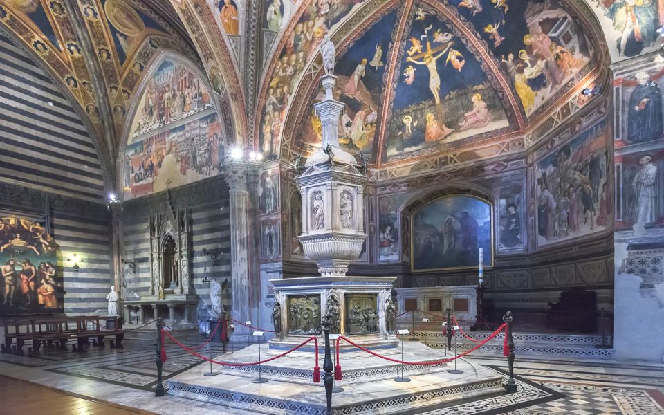 Das kunstvolle Taufbecken zeigt fein gearbeitete Reliefs und zählt zu den bedeutendsten Skulpturen der italienischen Frührenaissance.