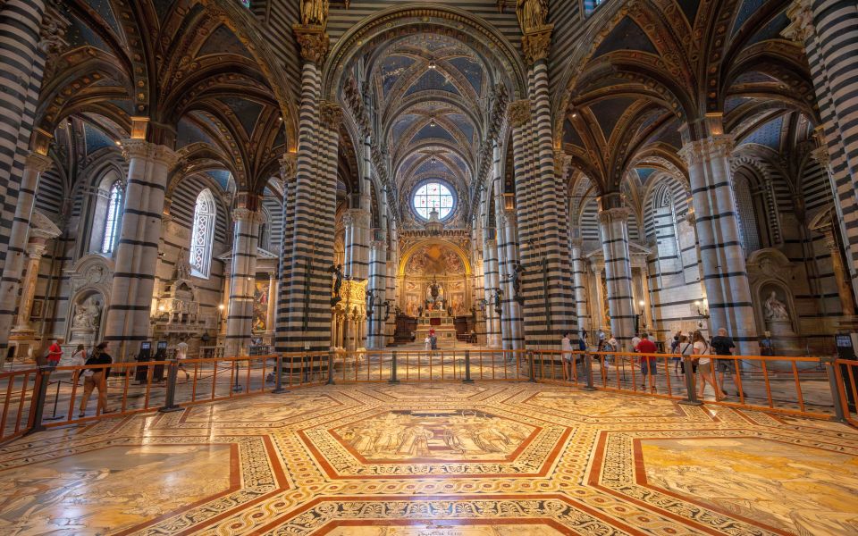 Ein atemberaubender Blick ins Innere der Kathedrale mit ihren gestreiften Säulen, Gewölbedecken und aufwendigen Marmorbodenmustern.