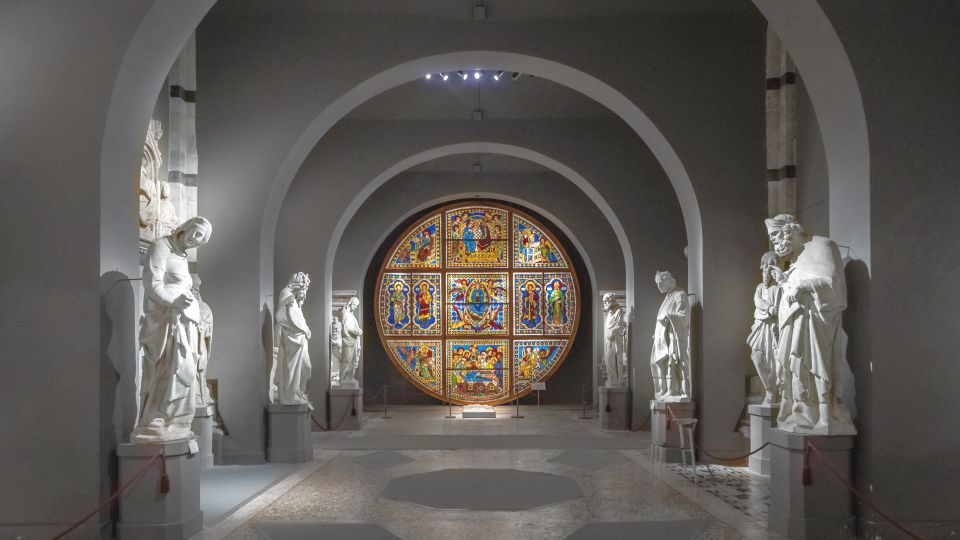 Duccios Glasfenster leuchtet in intensiven Farben und verleiht dem Dom einen strahlenden Mittelpunkt voller spiritueller Symbolkraft.