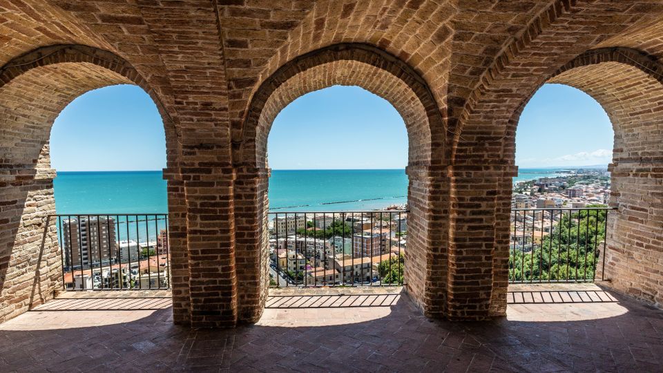 Herrlicher Blick von den Hügeln hinter auf Grottammare, den Strand und die blaue Adria