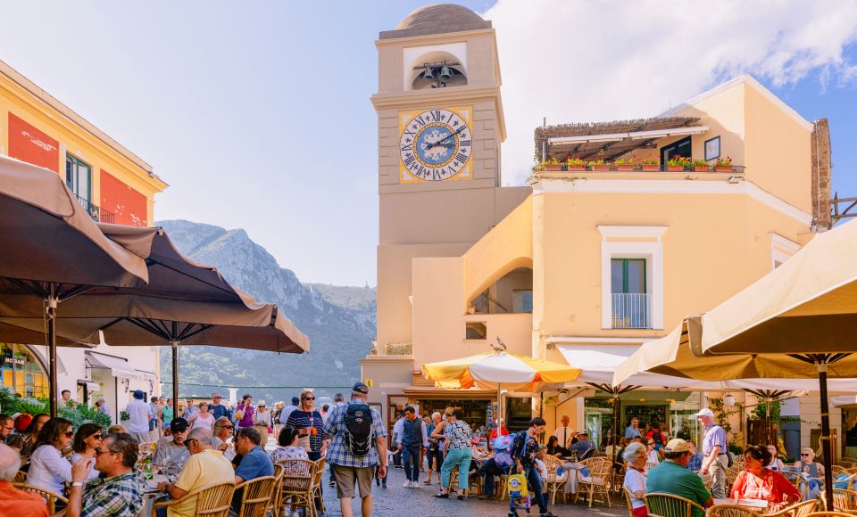 La Piazzetta kann zur Tourismussaison sehr voll werden, Menschenmassen durchströmen den Platz.