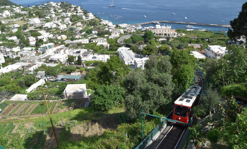 Um von Marina Grande ins Zentrum von Capri zu gelangen, ist die Standseilbahn die schnellste Methode.