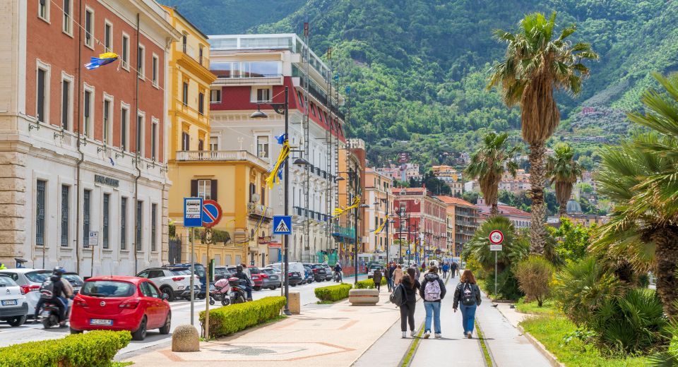 Die Stadtansicht der bunten, lebendigen Straßen Castellamares.